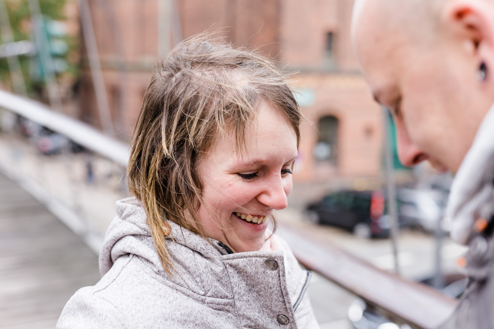 Paarshooting am Hamburger Hafen bei Regen mit Heiratsantrag